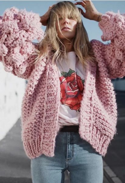 Cardigan mignon sur les manches à grosse maille en rose