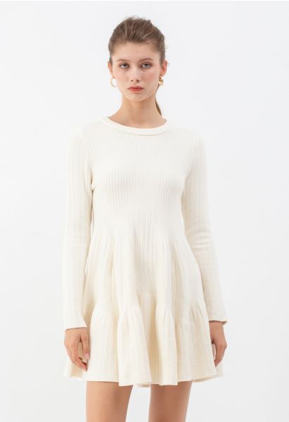 Robe en tricot à col rond et ourlet à volants en crème