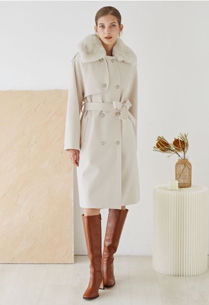 Manteau ceinturé à double boutonnage avec col en fausse fourrure en crème