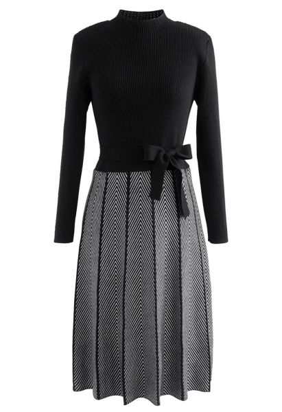 Robe en maille ceinturée à col montant et imprimé chevrons en noir