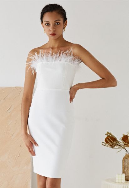 Robe de cocktail tube moulante bordée de plumes en blanc