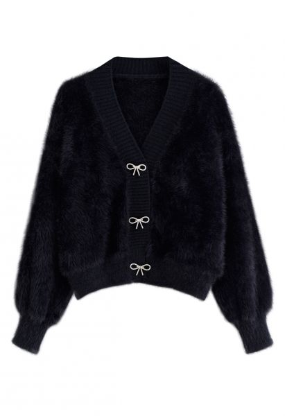 Cardigan en tricot pelucheux avec broche à nœud diamant en noir