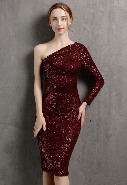 Robe de cocktail à sequins et épaules obliques en bordeaux