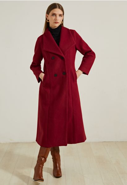 Manteau long évasé à double boutonnage et revers larges en rouge