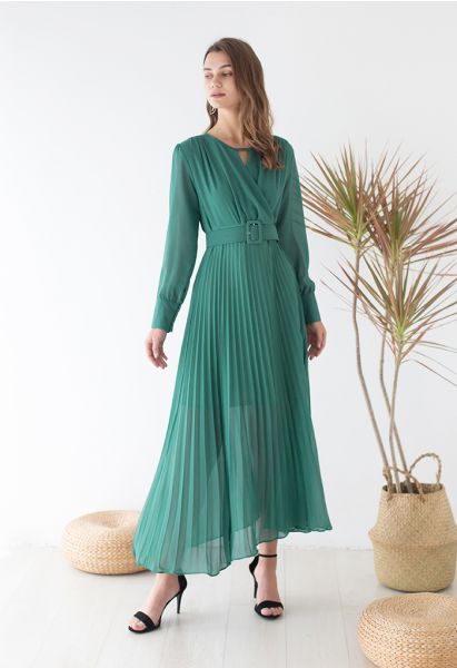 Robe longue plissée portefeuille en mousseline de soie fluide en vert