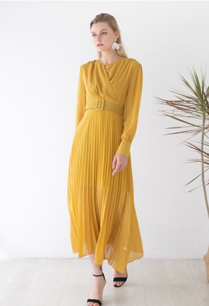 Robe longue plissée portefeuille en mousseline fluide en jaune