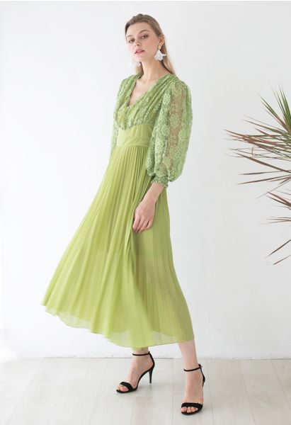 Robe longue plissée en dentelle à col en V en vert mousse