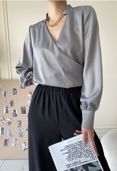 Chemise à smocks en satiné à col en V et devant croisé en gris