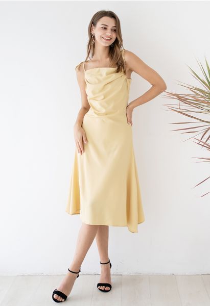 Robe caraco en satiné à col bénitier froncé en jaune