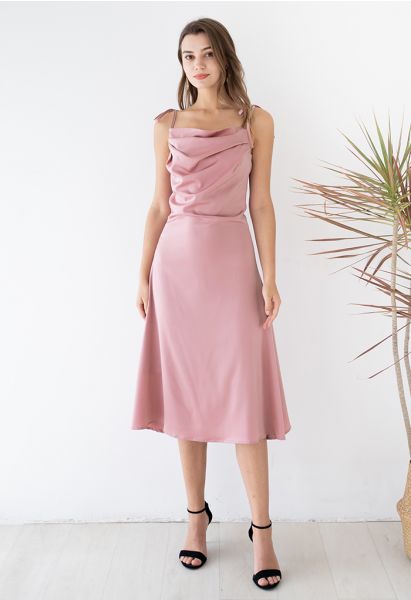 Robe caraco en satiné à col bénitier froncé en rose