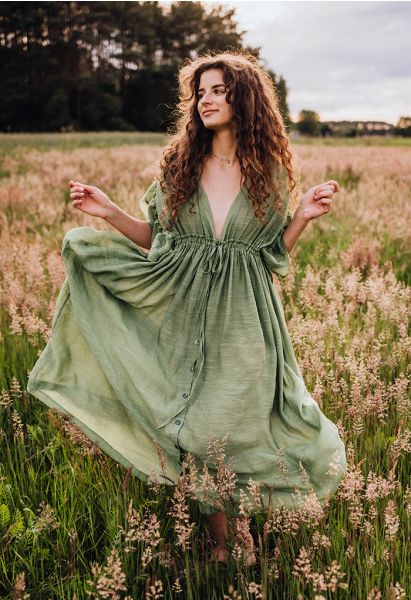 Manches à volants et décolleté en V profond en vert pois