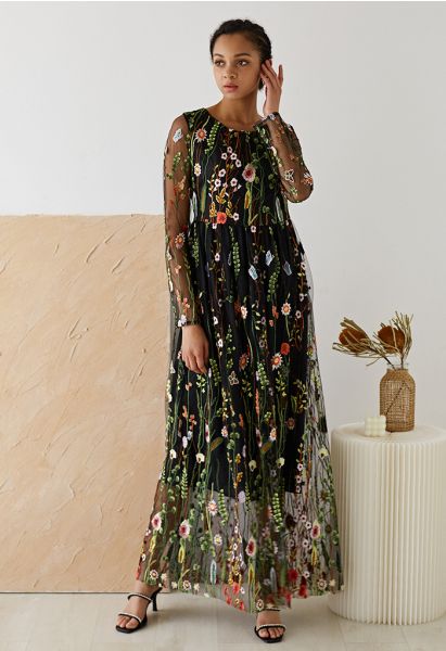 Perdue dans les champs en fleurs Robe longue en maille bordée noir