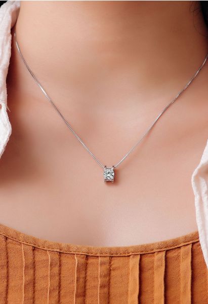 Collier Moissanite à quatre griffes avec diamant unique