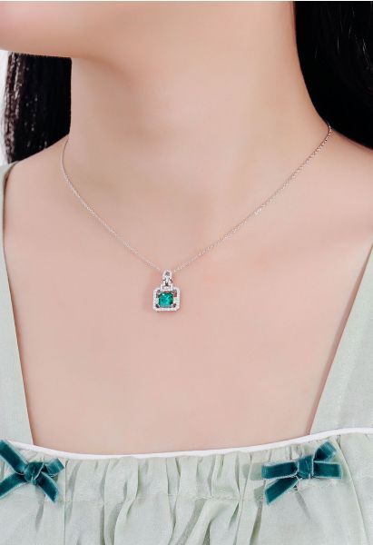 Collier de pierres précieuses émeraude taille Asscher