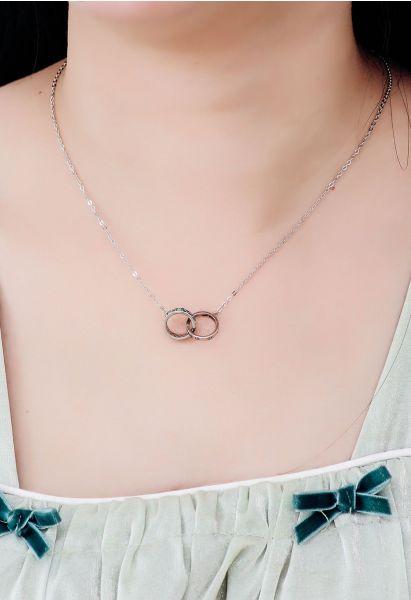 Collier orné d'émeraudes à double anneau