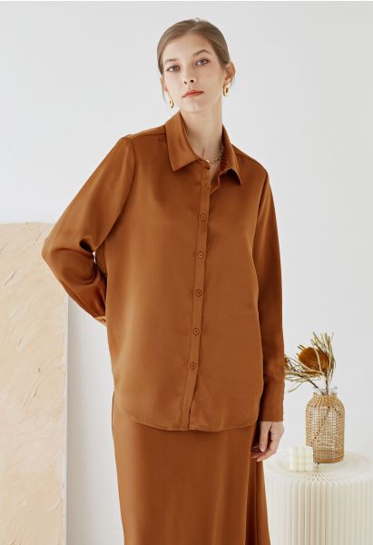 Chemise boutonnée au fini satiné en caramel