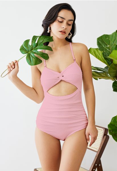 Maillot de bain texturé ondulé à découpe torsadée en rose