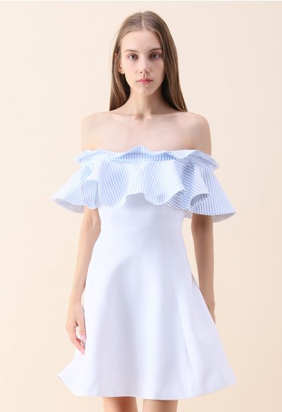 Robe asymétrique à épaules dénudées et à rayures bleues