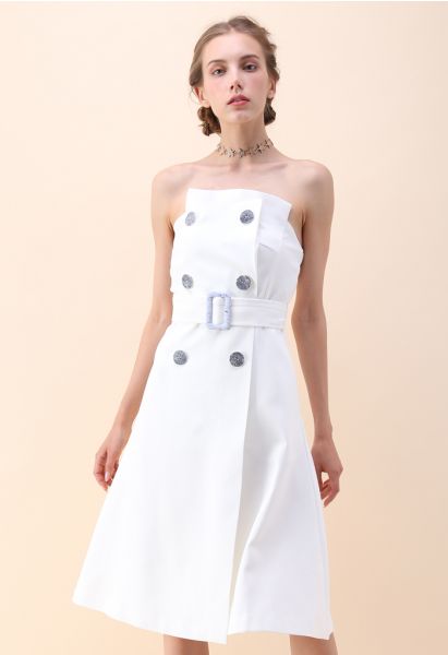 Charmante robe bustier à double boutonnage en blanc