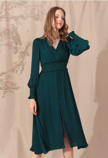 Robe mi-longue portefeuille boutonnée en satiné vert foncé