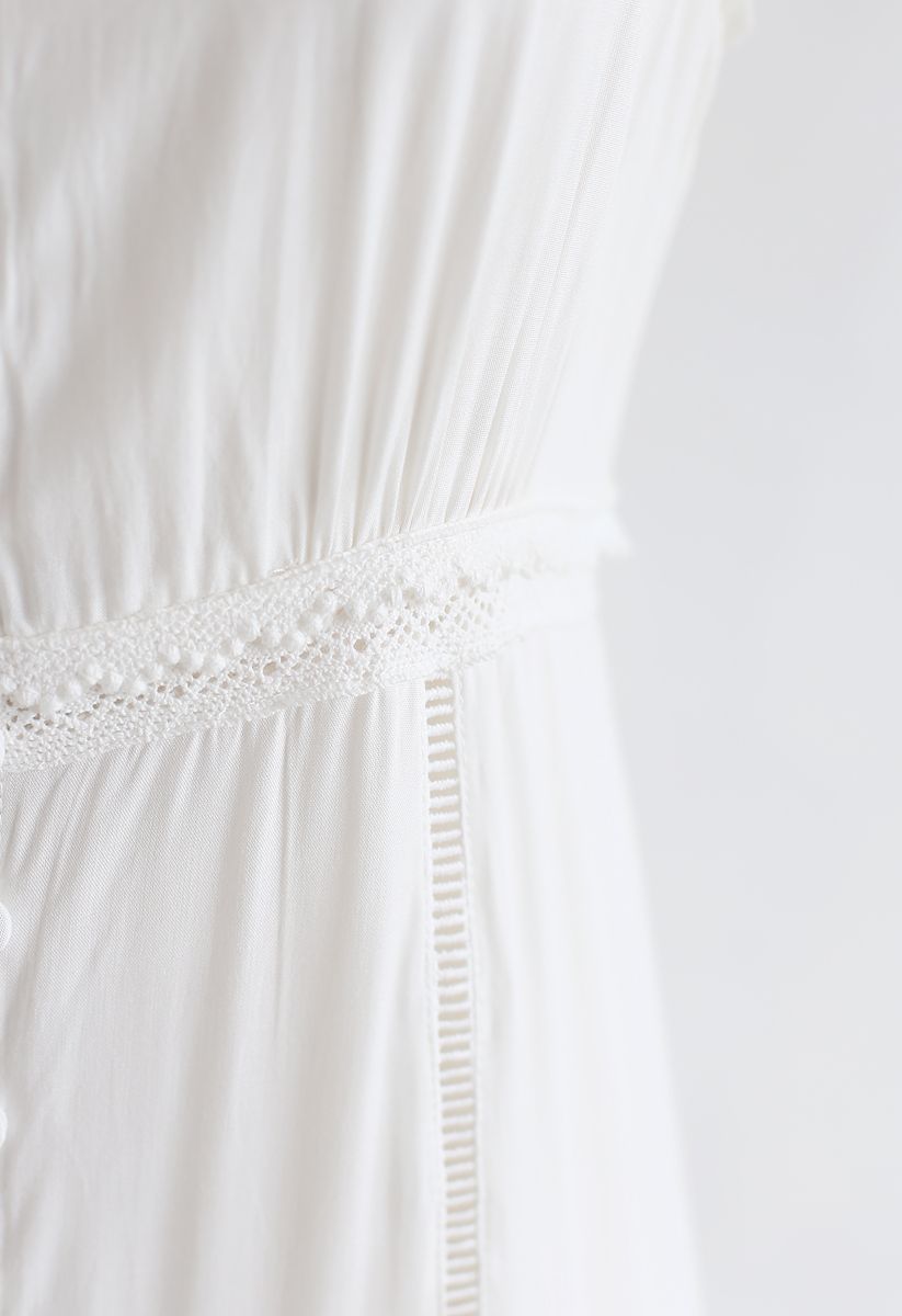 Robe longue sans manches boutonnée à bordures en crochet en blanc