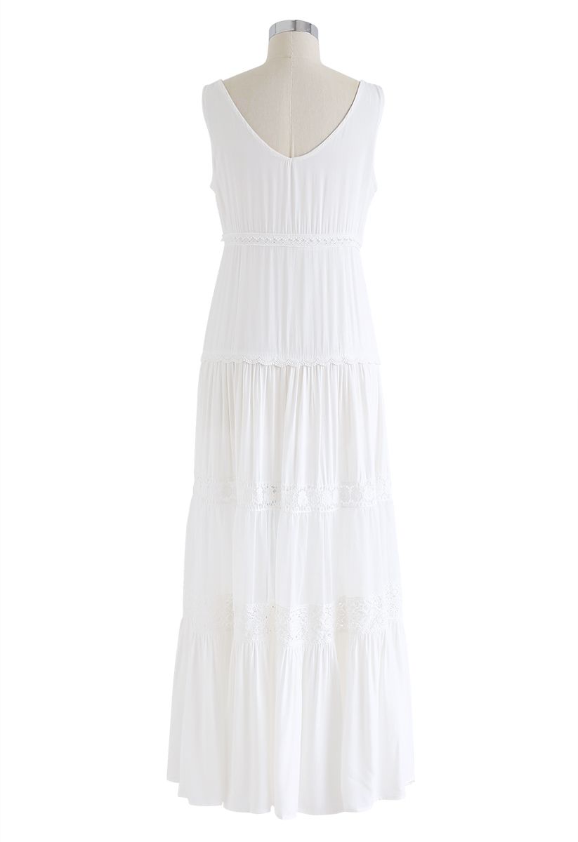 Robe longue sans manches boutonnée à bordures en crochet en blanc