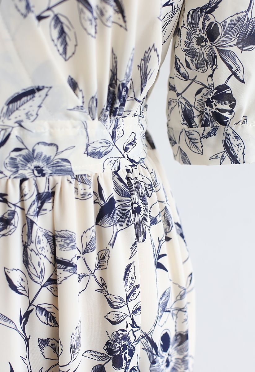 Robe portefeuille à volants et fleurs bleu marine