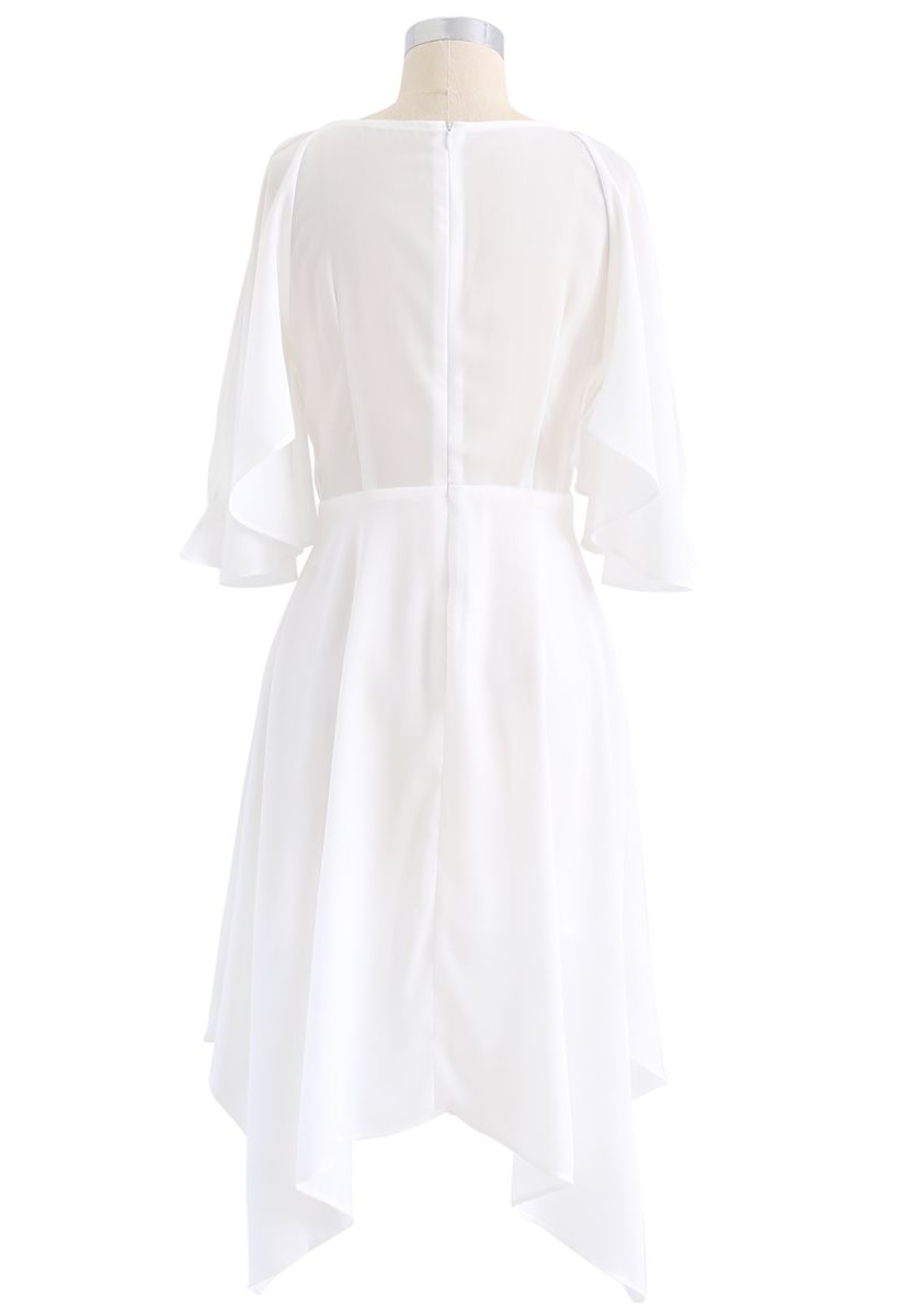 Robe mi-longue asymétrique à épaules dénudées en blanc