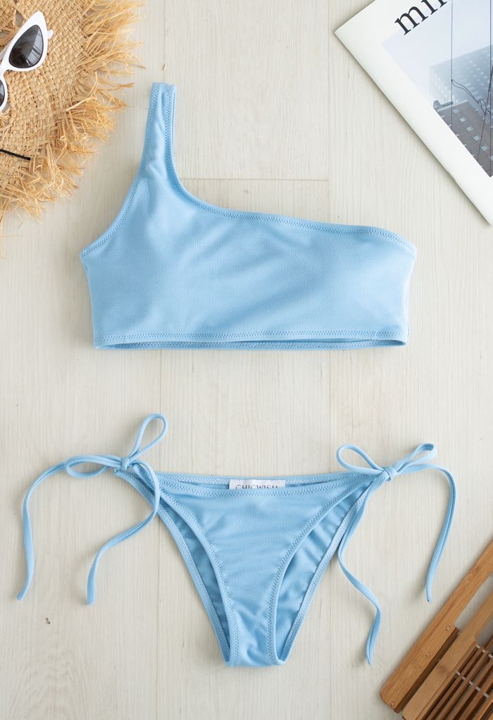 Ensemble de bikini taille basse à une épaule noué sur le côté en bleu