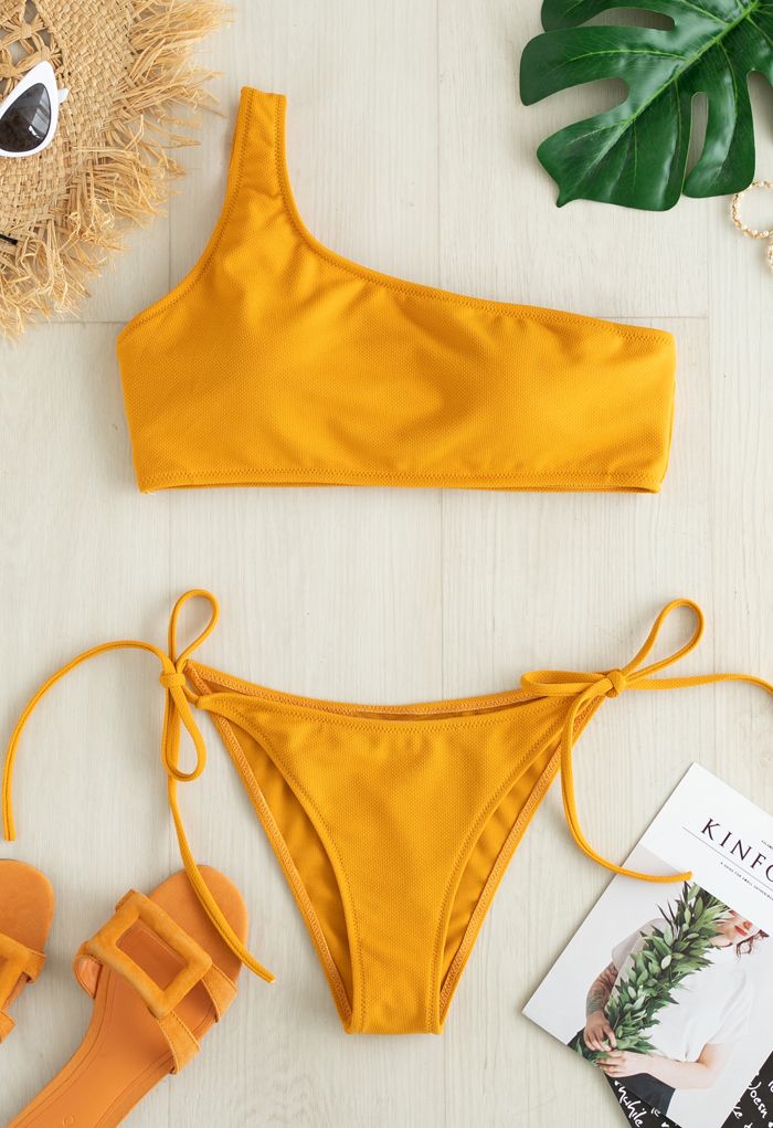 Ensemble de bikini taille basse à une épaule noué sur les côtés en moutarde