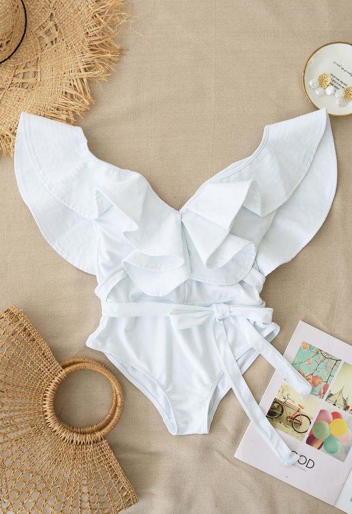 Maillot de bain une pièce à volants et col en V plongeant en blanc