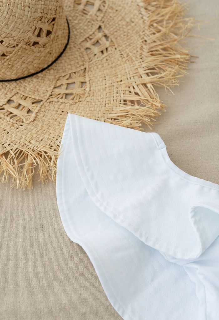 Maillot de bain une pièce à volants et col en V plongeant en blanc