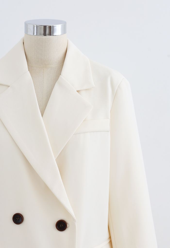 Blazer à double boutonnage avec fausses poches en crème