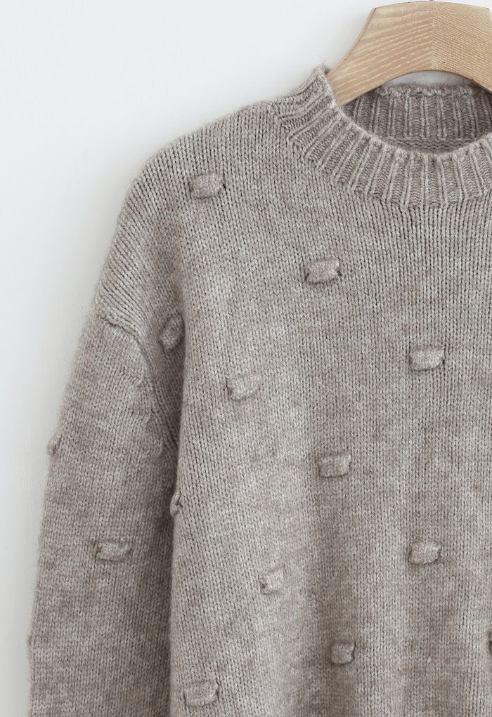 Pull en maille à col montant et pois 3D en taupe