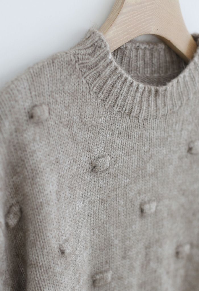 Pull en maille à col montant et pois 3D en taupe