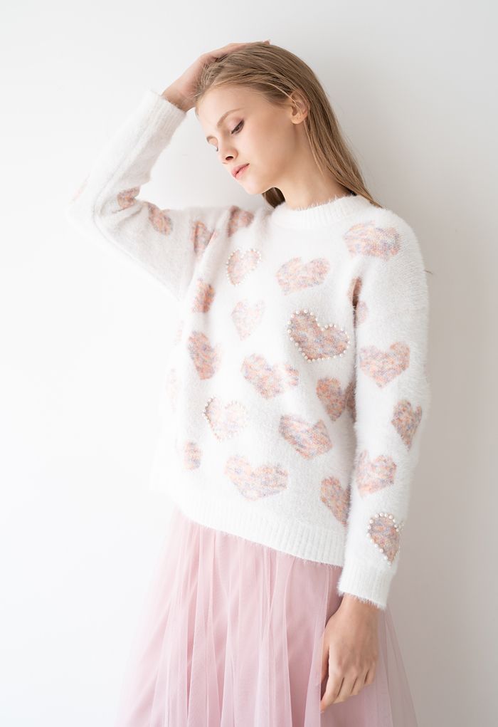 Pull en maille rose floue avec cœur et perles