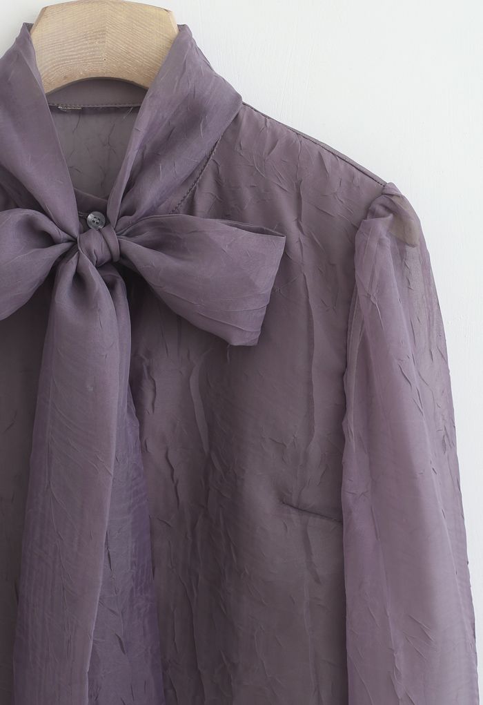 Chemise boutonnée transparente à nœud papillon en violet