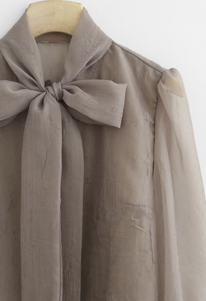 Chemise boutonnée transparente à nœud papillon en taupe