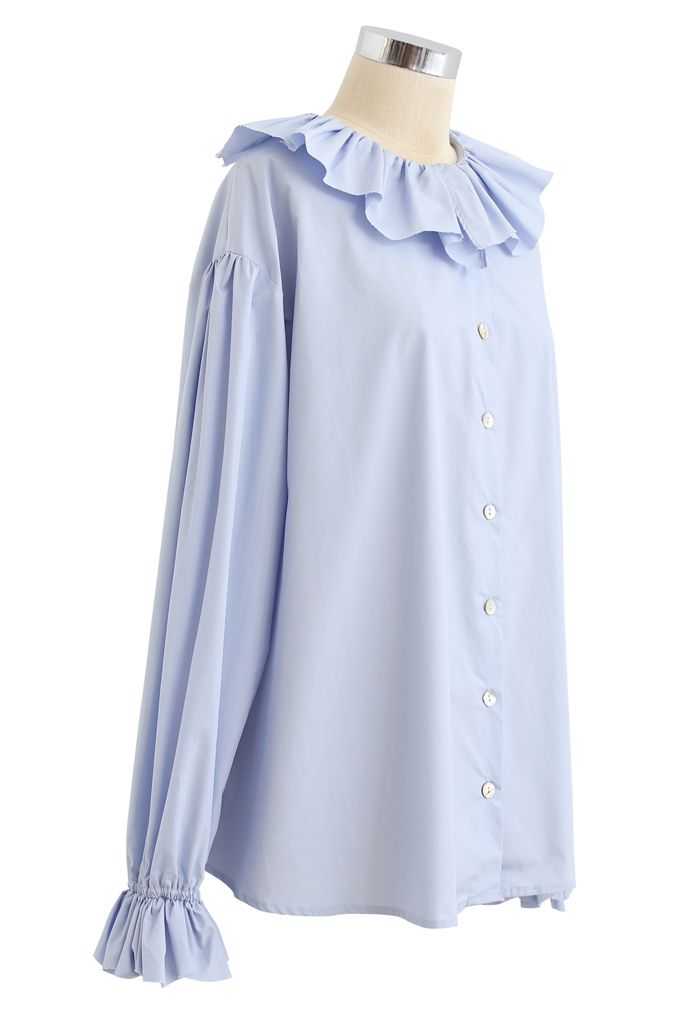 Chemise ample boutonnée à col volanté en bleu