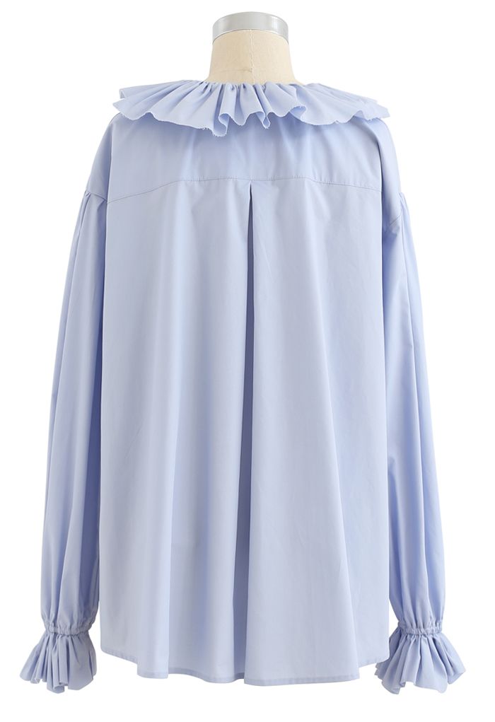 Chemise ample boutonnée à col volanté en bleu