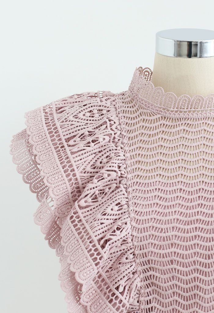 Top sans manches à col montant et volants en crochet en rose