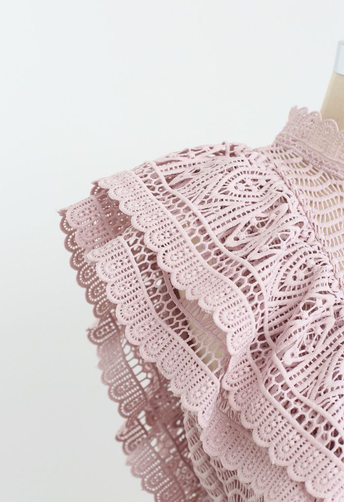 Top sans manches à col montant et volants en crochet en rose