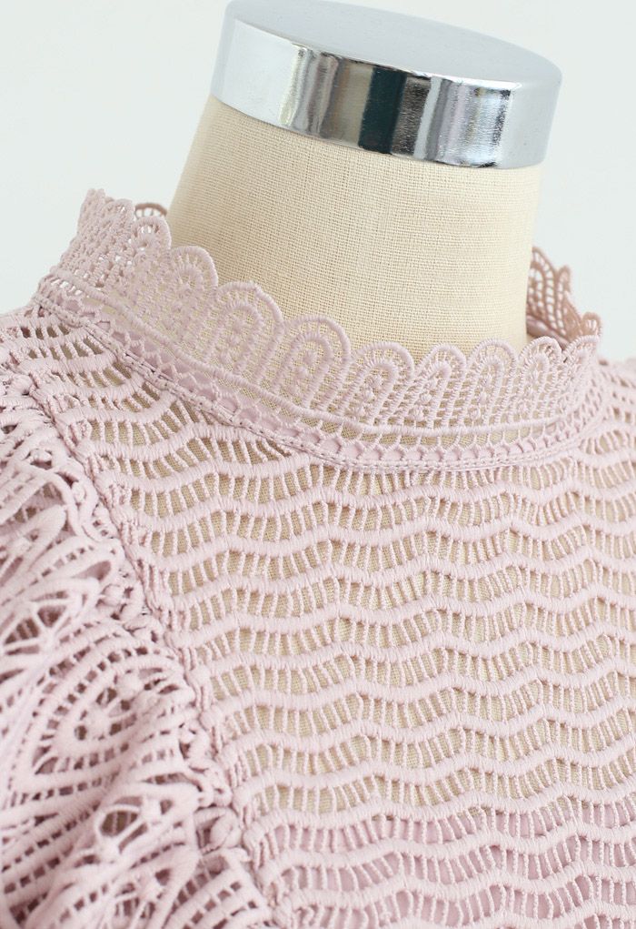 Top sans manches à col montant et volants en crochet en rose