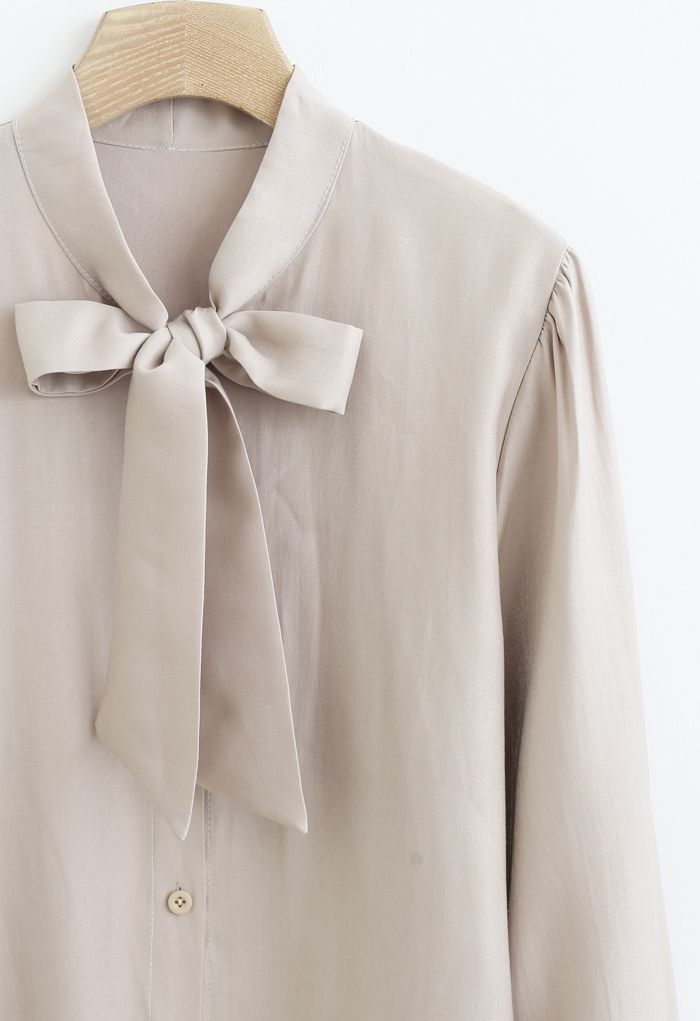 CHEMISE BOUTONNÉE AVEC NŒUD SCINTILLANT EN CRÉME