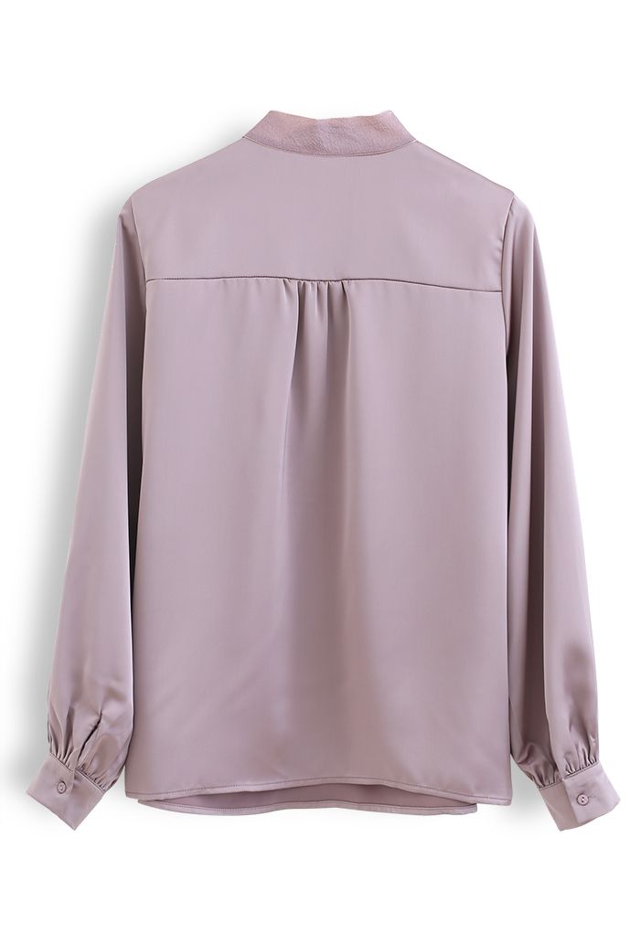 Top en satin à manches longues et col nœud papillon en violet