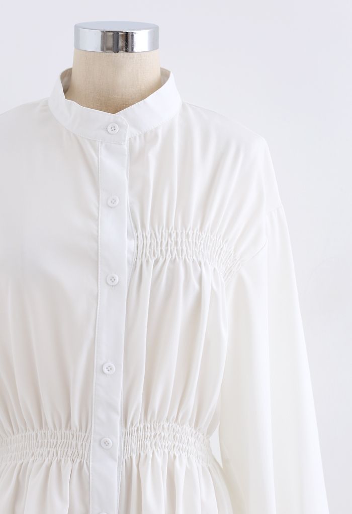 Robe chemise asymétrique froncée boutonnée en blanc