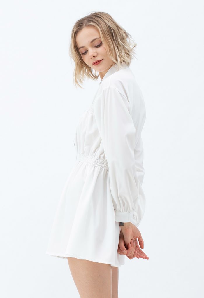 Robe chemise asymétrique froncée boutonnée en blanc