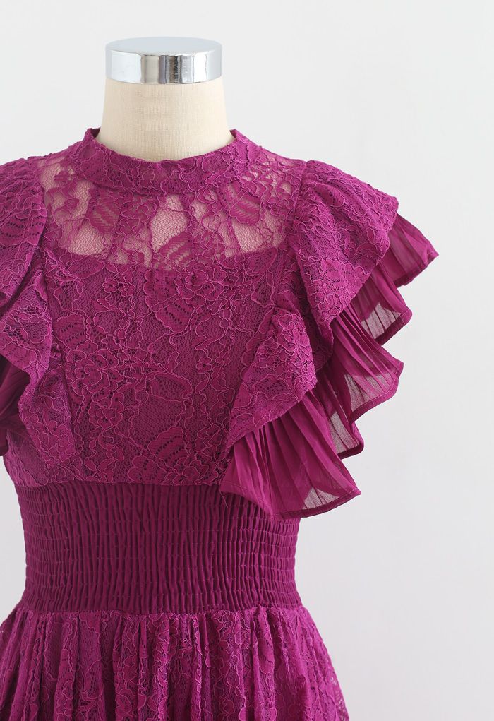 Robe mi-longue en dentelle à volants et sans manches en magenta