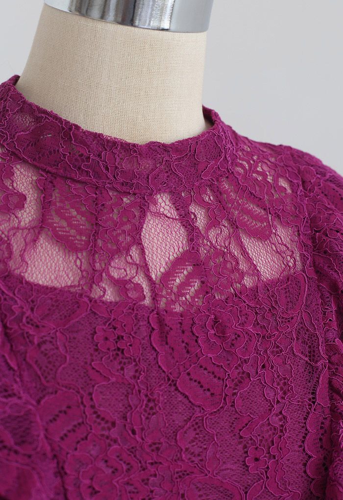 Robe mi-longue en dentelle à volants et sans manches en magenta