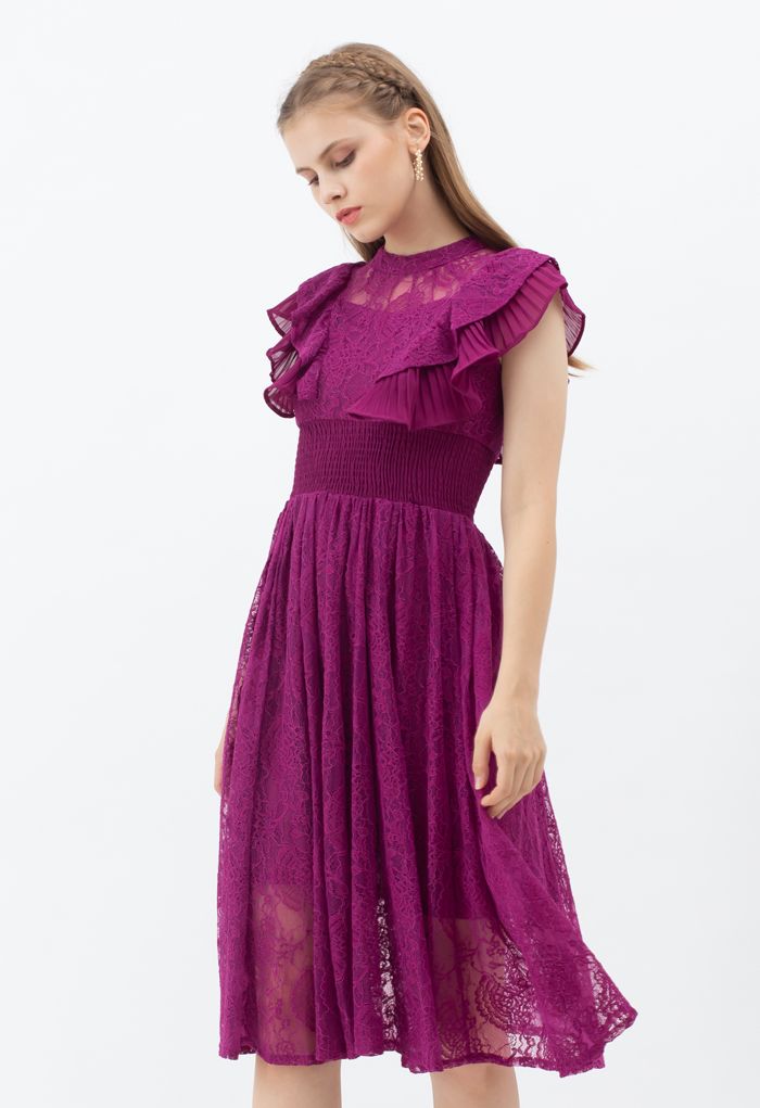 Robe mi-longue en dentelle à volants et sans manches en magenta